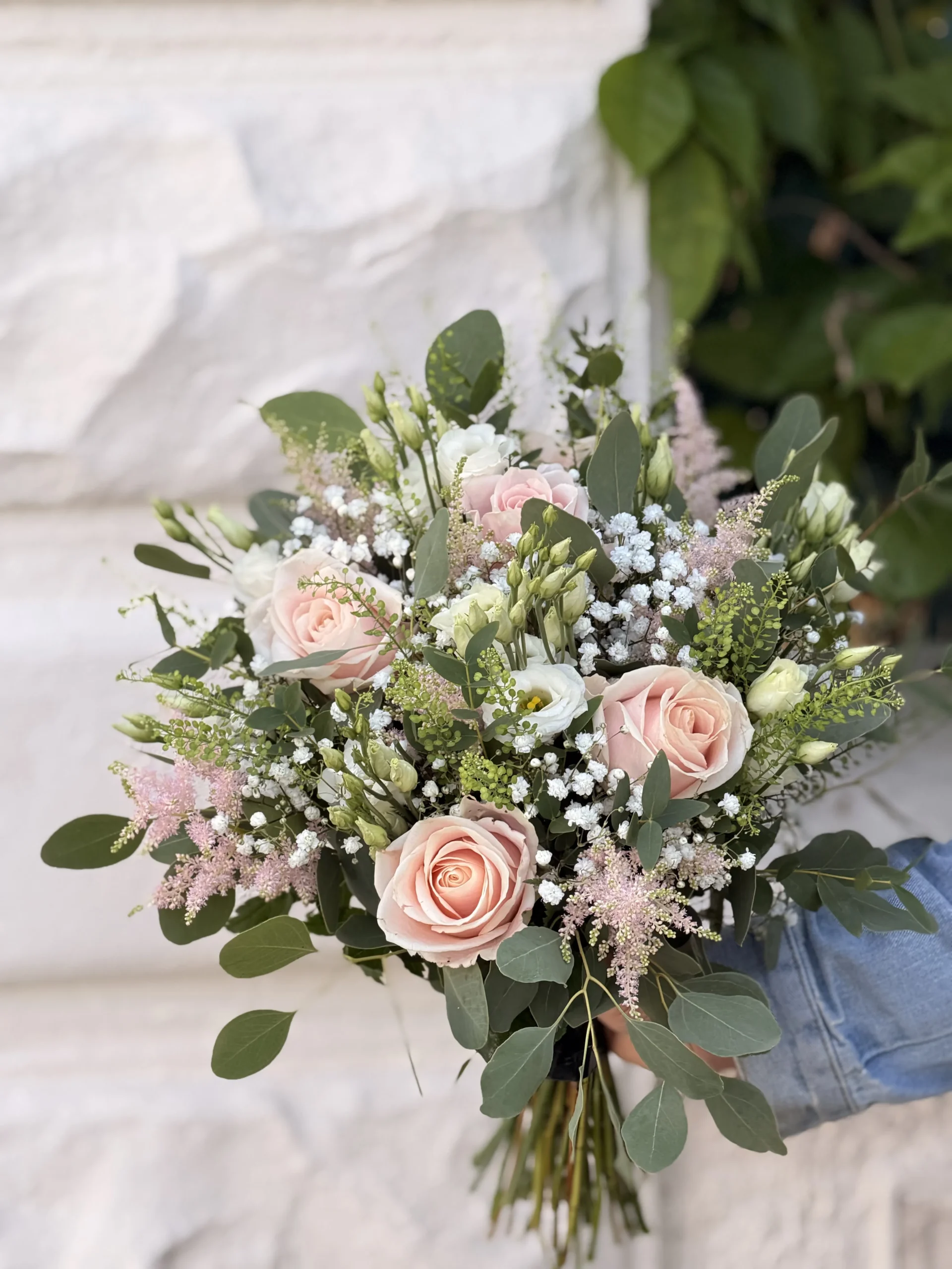 Gros plan sur bouquet rond etgénéreux, composé de pivoines roses et de pivoines rouge